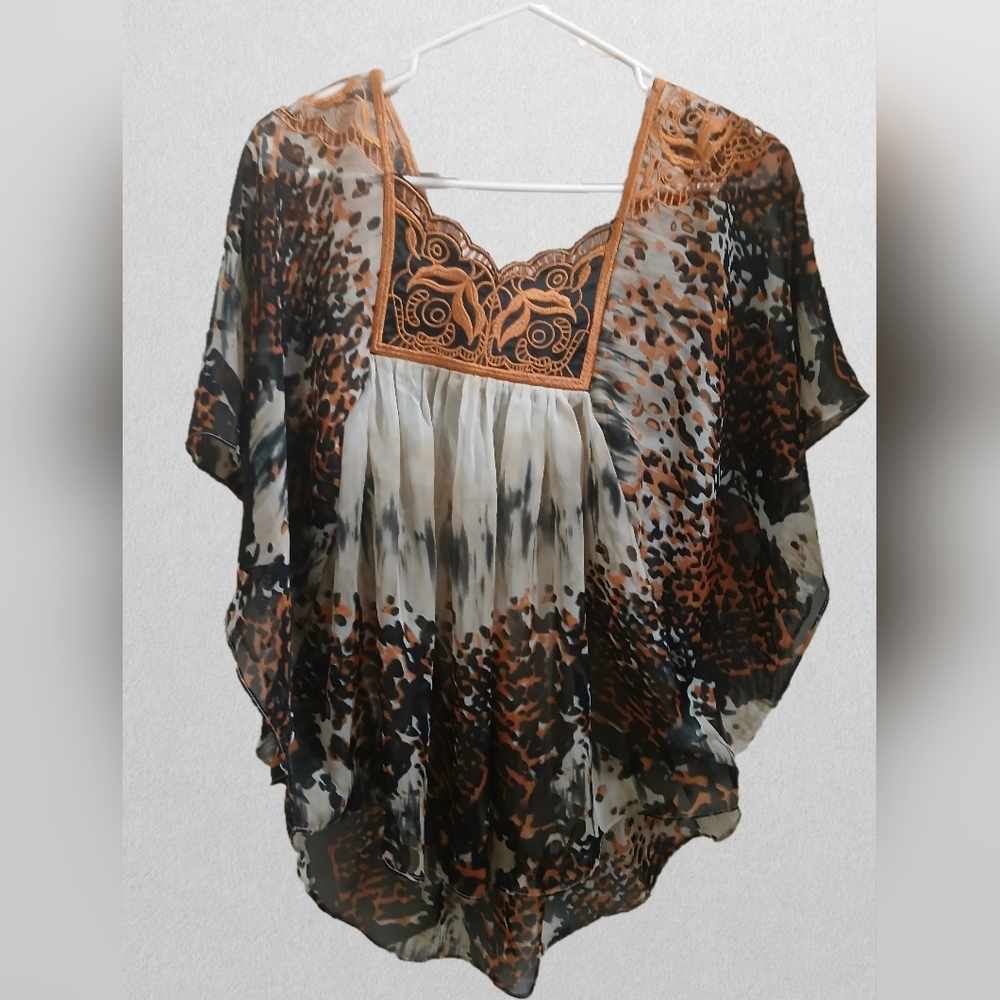Romeo & Juliet Couture Animal Print Batwing Blouse
